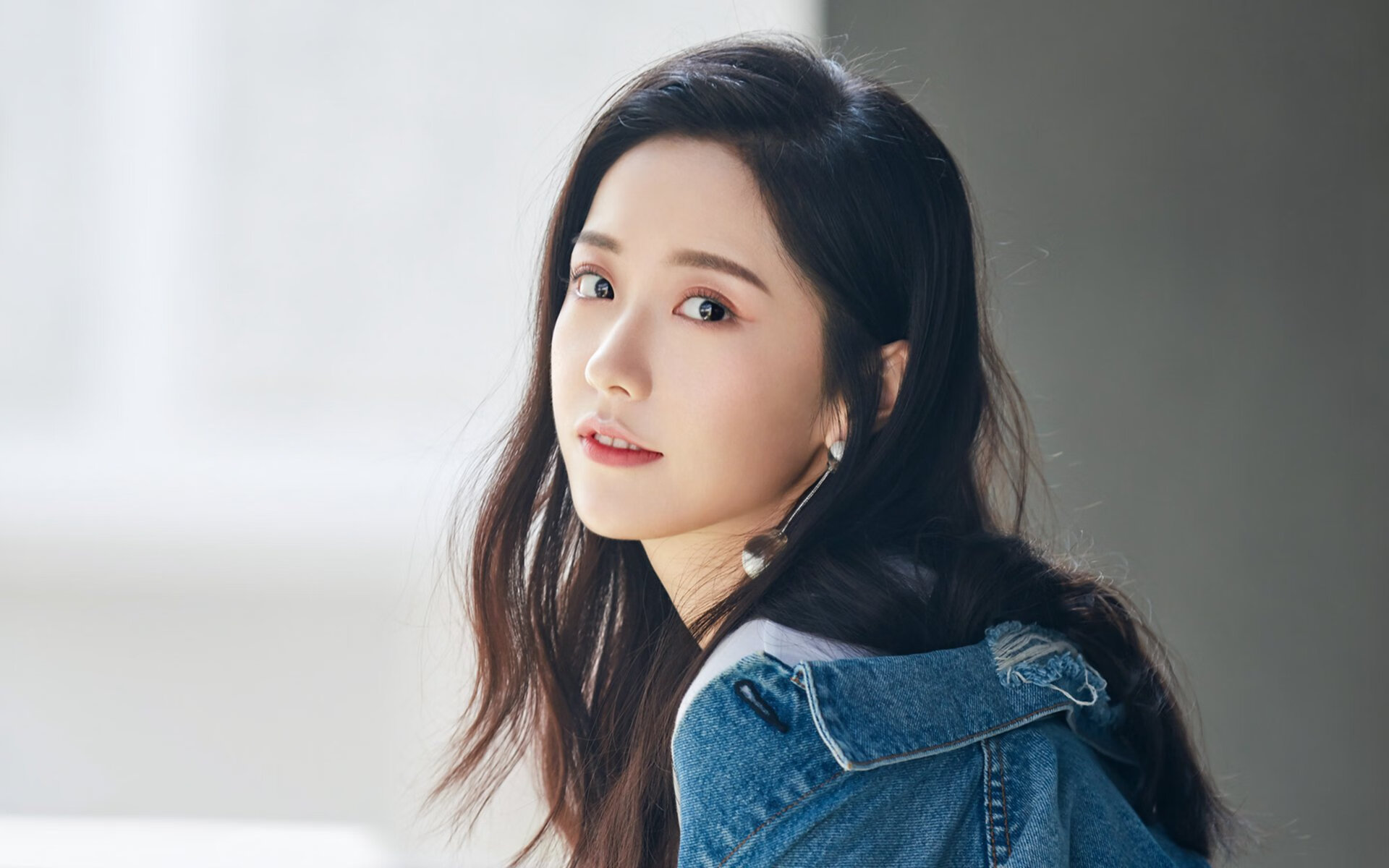 “VAR系统首次应用引发争议——高科技裁判能否实现真正的判罚公平?”