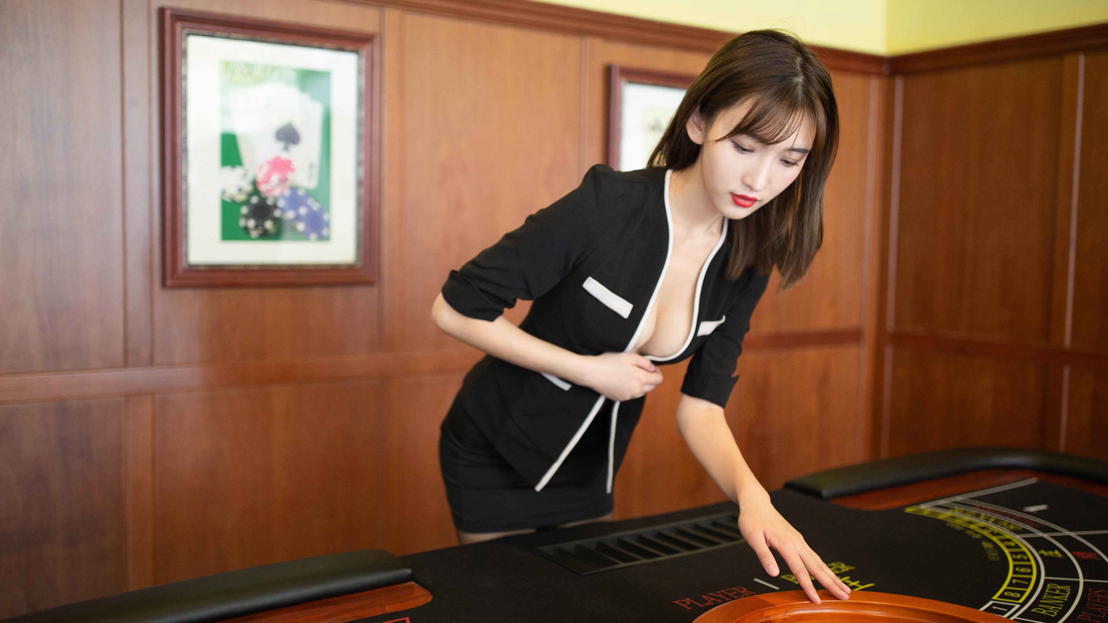 “VAR系统首次应用引发争议——高科技裁判能否实现真正的判罚公平?”