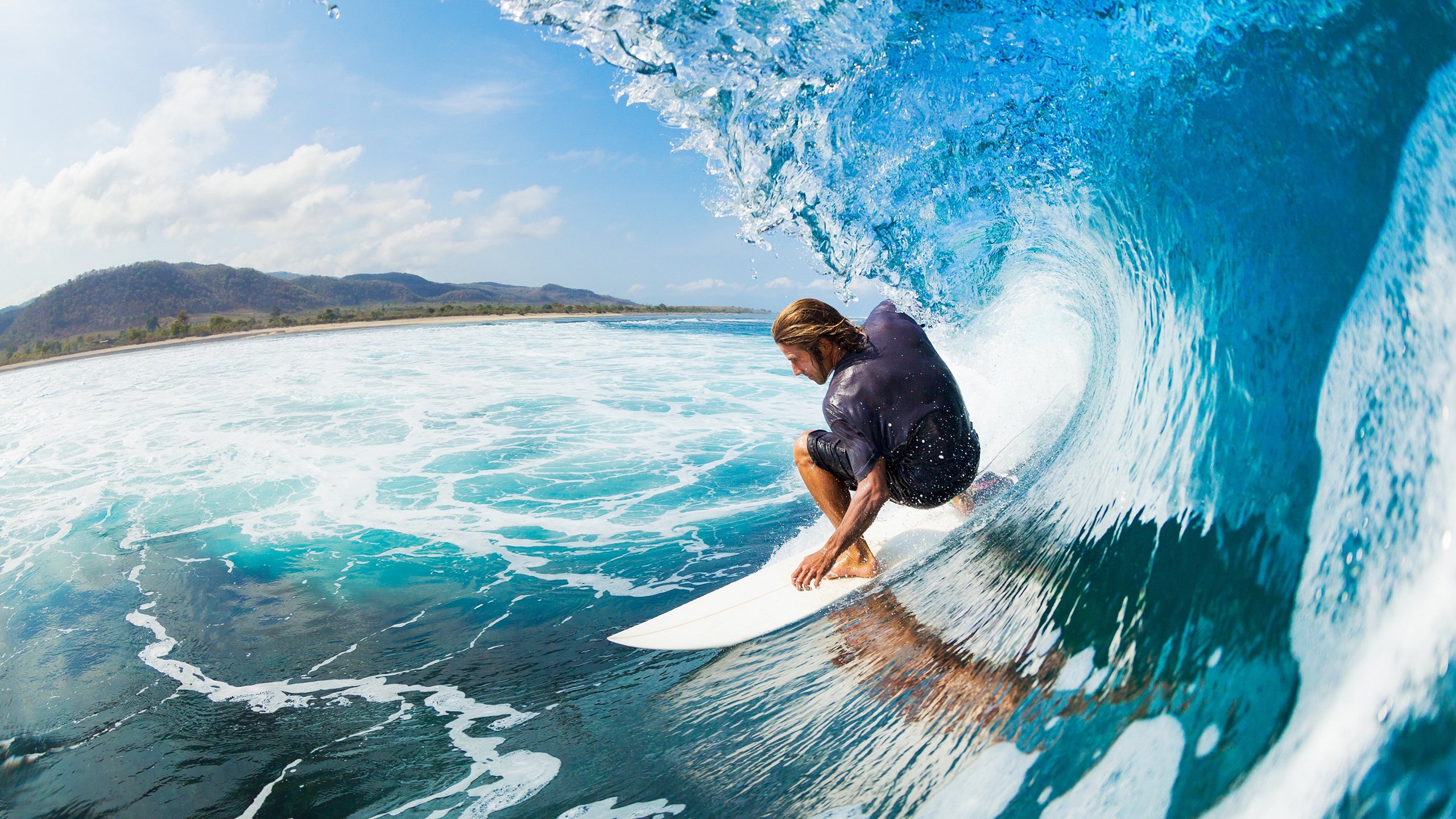 特色天空绳索攀爬，勇者在悬崖间飞跃