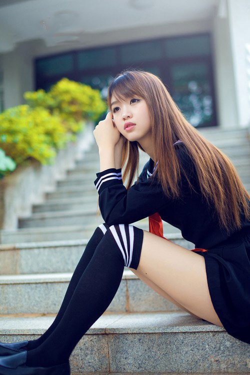 西班牙球队与日本球队在联赛中交手,激烈对抗,西班牙对日本男足