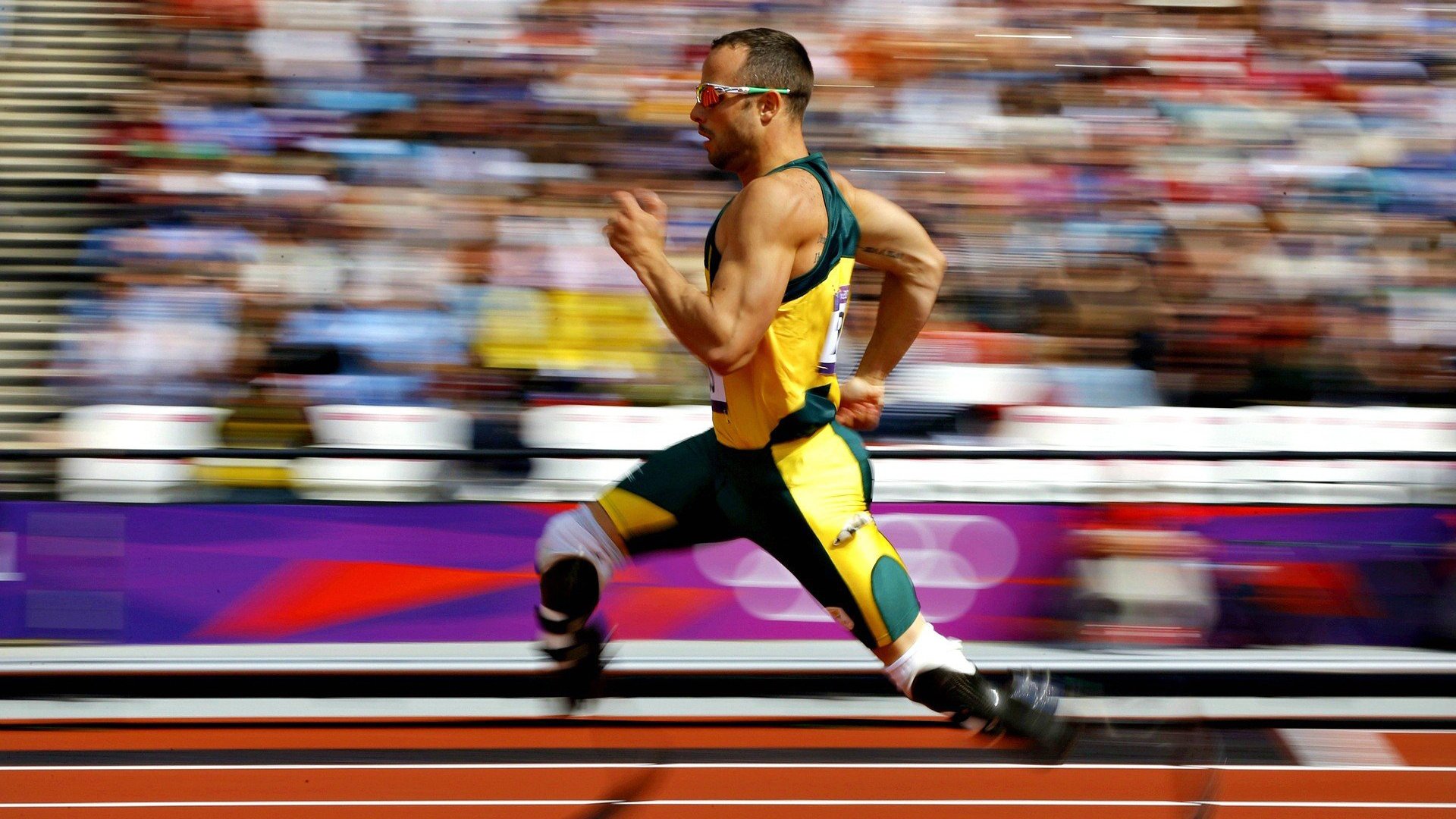 乐鱼电竞在线平台-库里投中制胜三分全场沸腾欢呼，库里投全场三分视频